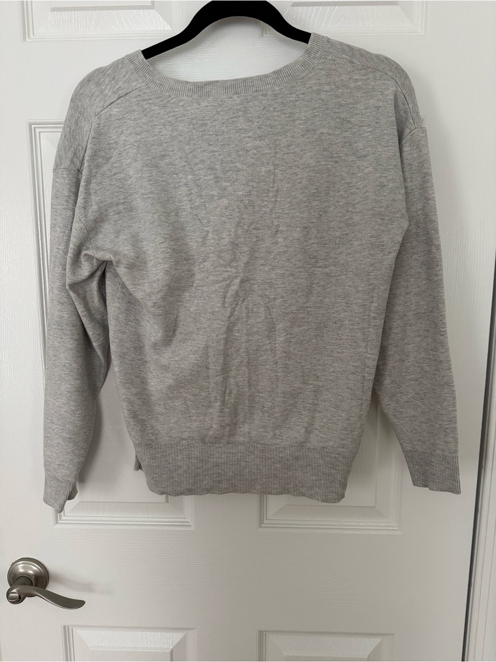 Women’s Uniqlo Size XS Light Gray V-Neck Sweater - Picture 3 of 4